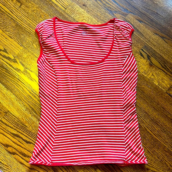 Women’s Old Navy Perfect Fit Medium Red/white Stripe Ribbed SS Shirt - Picture 1 of 2